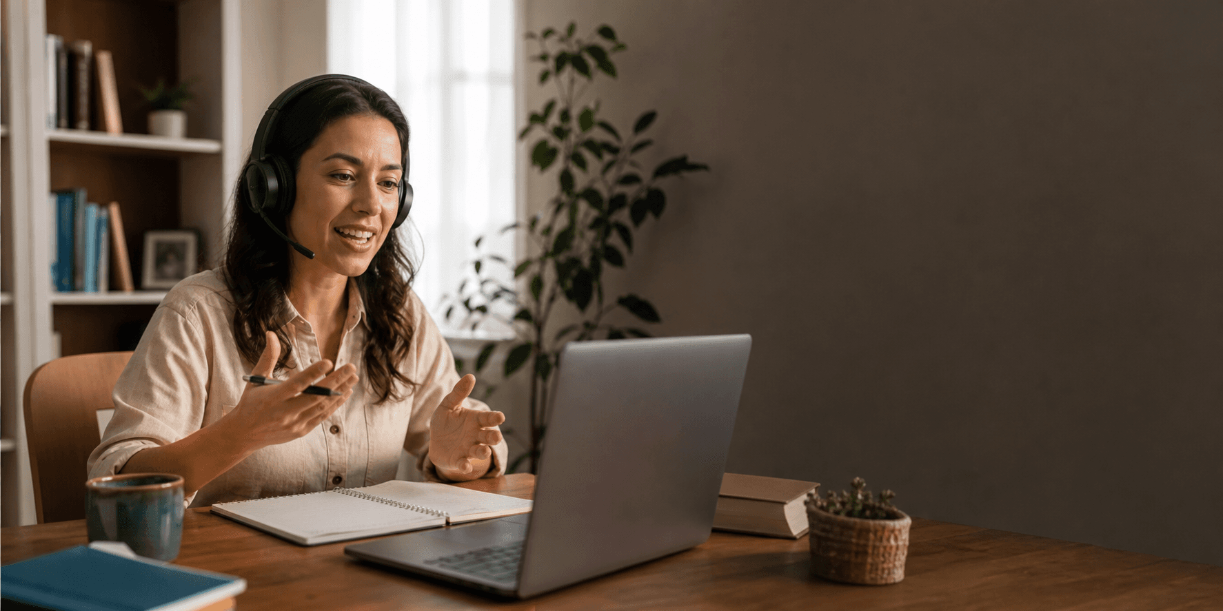 Instructora guiando una clase de inglés online en tiempo real desde su espacio de trabajo.